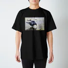 怪人カラス男の水辺のカラス スタンダードTシャツ