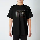 Misa Funeral Storeのポストから手 Regular Fit T-Shirt