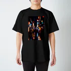 Lファクトリーの路地裏を歩く少女 Regular Fit T-Shirt