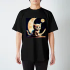 宇宙と猫の月を見る子猫 スタンダードTシャツ