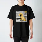 犬と字幕の愛想笑いで返すプードル スタンダードTシャツ