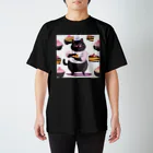 なまけものとみんなの太っちょ黒猫パティシエ Regular Fit T-Shirt