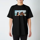 studio eizoの海で出会った三人娘！女子大の旅行サークルでぇ～す Regular Fit T-Shirt