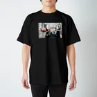 名言くんのTシャツ屋さんの街中 Regular Fit T-Shirt