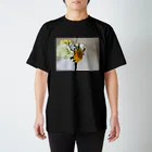 Marnieの片手に花束 Regular Fit T-Shirt