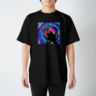 オバフケのサイケデリックな世界に迷い込んだマレーグマ Regular Fit T-Shirt