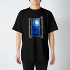 窓枠のお店の窓枠から見る月 Regular Fit T-Shirt