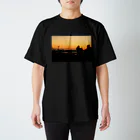 りっちゃんのへや。のビーチの夕暮れ Regular Fit T-Shirt