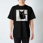 雑貨屋TOMOZOファクトリーの黒猫む〜広報部長 Regular Fit T-Shirt