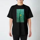 花畑写真館🌷の#5 みどりの壁と黄色いお花 Regular Fit T-Shirt