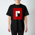 WAMI ARTの赤い窓と黒猫 Regular Fit T-Shirt