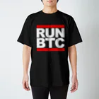 MCP FactoryのRUN BTC(黒) Regular Fit T-Shirt