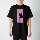 まろ屋のくつ下をはいたネコが玄関で スタンダードTシャツ