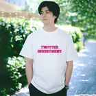 ツイッターインベストメントアパレル事業部の公式ロゴ（ピンク） Regular Fit T-Shirt