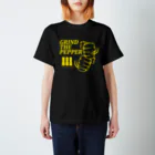 オノマトピアのペッパーミル・パフォーマンス(GRIND THE PEPPER)胡椒挽き・文字イエロー Regular Fit T-Shirt