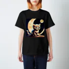 宇宙と猫の月を見る子猫 スタンダードTシャツ