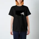 horidesuの暗闇のヤギ Regular Fit T-Shirt