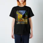 art-standard（アートスタンダード）のゴッホ / 夜のカフェテラス （Terrasse du café le soir） 1888 with Selbstbildnis 1887 Regular Fit T-Shirt