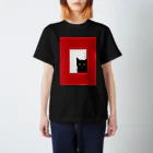 WAMI ARTの赤い窓と黒猫 Regular Fit T-Shirt