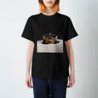 マンチカンのアーサーのmunch KING Arthur Tシャツ スタンダードTシャツ