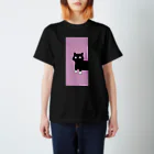 まろ屋のくつ下をはいたネコが玄関で スタンダードTシャツ