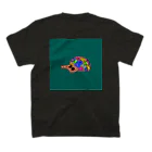 ベージュの帽子 official goodsのレゲェかよ (兵頭) Regular Fit T-Shirtの裏面