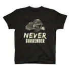 オールド昭和スタイル×クロップリッチのNEVER SURRENDER スタンダードTシャツ