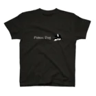 Petan Dogのペタンする黒の柴犬(横 白文字) Regular Fit T-Shirt