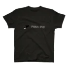 Petan Dogのペタンする黒の柴犬　（伸び 白文字)  Regular Fit T-Shirt