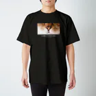 Maison PHOTOGRAPHICA分室のネコの鼻はシイタケなのかもしれない(白文字vr) Regular Fit T-Shirt