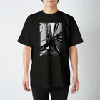 koshirokawabataの路地裏の先（モノクロ） Regular Fit T-Shirt