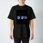 mmm.oe /モエモエモエ雑貨店のブラックサンタさん3人 🍗 Regular Fit T-Shirt