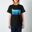 文庵 Angler's Lobby【公式SHOP】のスズキじゃないわよ Regular Fit T-Shirt