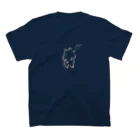 onigirilanternのマフィア豚のブレイクタイム Regular Fit T-Shirtの裏面