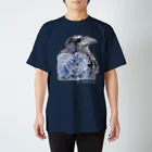 萩岩睦美のグッズショップのワタリガラス　カラー　濃色Ｔ　フロントプリント Regular Fit T-Shirt