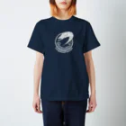 トモカワ ヒロサキ デザインショップの荒波の太刀魚 Regular Fit T-Shirt