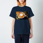 Prism coffee beanの【ラテアート】カフェラテと白犬 Regular Fit T-Shirt