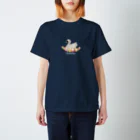 𓅨𝚃𝚑𝚞𝚖𝚋𝚎𝚕𝚒𝚗𝚊〈サンベリーナ〉の【ビーズ刺繍】白鳥さんとお花 Regular Fit T-Shirt