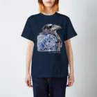 萩岩睦美のグッズショップのワタリガラス　カラー　濃色Ｔ　フロントプリント Regular Fit T-Shirt