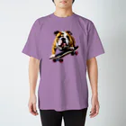浪漫千代（ロマチョんの店）のEnglish bulldog riding a skateboard Regular Fit T-Shirt
