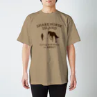 くらしに馬を　シェアホースアイランド オンラインショップのシェアホースアイランド公式ロゴ　ブラウン　 Regular Fit T-Shirt