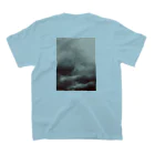 shizukusanの棚のドンヨリ雲 Regular Fit T-Shirtの裏面