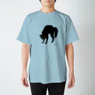 小鳥と映画館の赤い首輪のツンデレ黒猫ちゃん Regular Fit T-Shirt