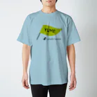 too muchの人間用の旗ひらひら スタンダードTシャツ