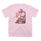 BeachBunnyのうさぎとねこ　Stay With Me スタンダードTシャツの裏面