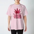 420 MUSIC FACTORYのGOOD VIVES グッドバイブス 大麻 マリファナ カナビス ヘンプ ガンジャ Regular Fit T-Shirt