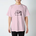 ウンコーヒーのクマの入浴介助をするネコ Regular Fit T-Shirt