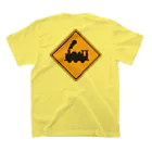 CIPANGOの【道路標識】BEWARE OF TRAINS（汽車に注意）（踏切） Regular Fit T-Shirtの裏面