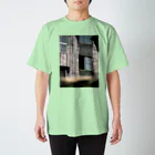 ハラシバキ商店の心霊写真(窓の女) Regular Fit T-Shirt