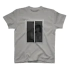 ダ・ヴィンチ・恐山（品田遊）の店のひとんちの窓「住人」 Regular Fit T-Shirt